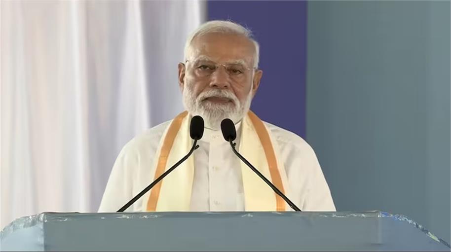 असम वालों को पीएम मोदी ने दी ₹4,570 करोड़ की सौगात, तीन नई ट्रेनों को दिखाई हरी झंडी