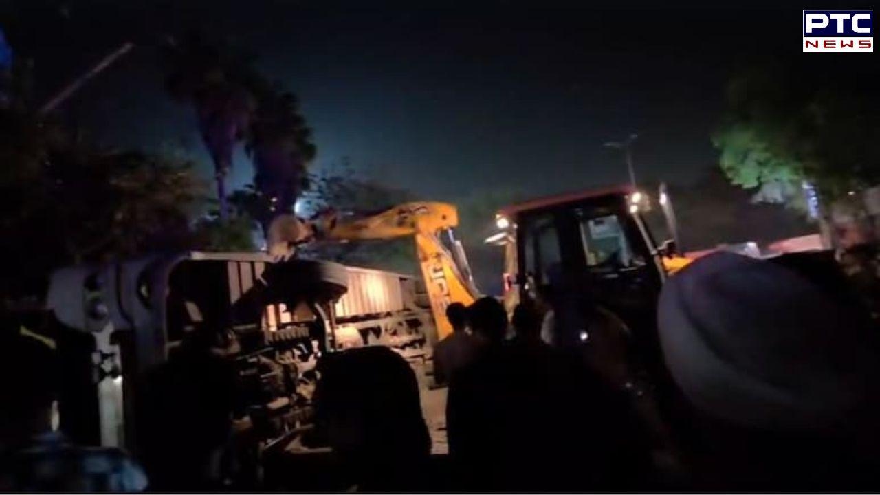Delhi Accident News : ਦਿੱਲੀ ’ਚ ਯਾਤਰੀਆਂ ਨੂੰ ਲੈ ਕੇ ਜਾ ਰਹੀ ਬੱਸ ਪਲਟੀ, 2 ਲੋਕਾਂ ਦੀ ਮੌਤ, 20 ਜ਼ਖਮੀ