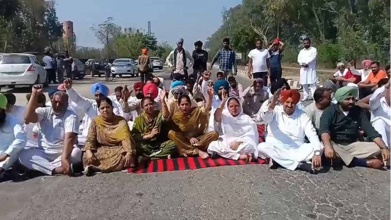 Moga News : ਮੋਗਾ ‘ਚ ਦਿਨ-ਦਿਹਾੜੇ ਬਲਾਕ ਸੰਮਤੀ ਮੈਂਬਰ ਅਗ਼ਵਾ ! ਕਾਂਗਰਸੀ ਆਗੂਆਂ ਤੇ ਵਰਕਰਾਂ ਨੇ ਧਰਨਾ ਲਾ ਕੇ ਸੜਕ ਕੀਤੀ ਜਾਮ