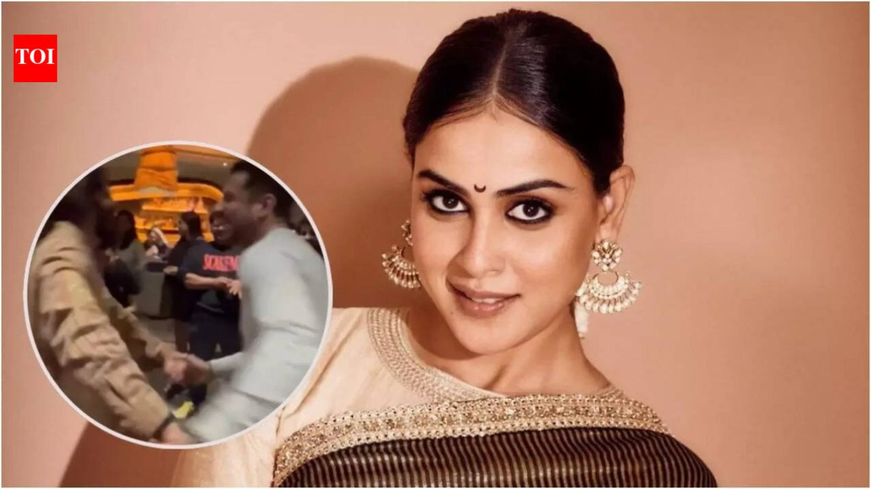 Genelia and Riteish Deshmukh groove with birthday boy Fardeen Khan to ‘Kambakht Ishq’: 'FK…we love you' – WATCH | – The Times of India