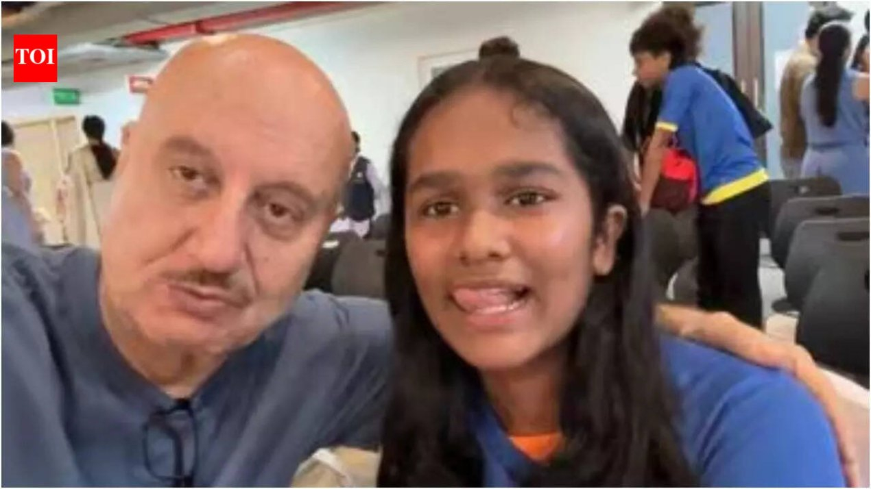 Anupam Kher honours friendship, attends school event for Satish Kaushik&rsquo;s daughter | Hindi Movie News – The Times of India