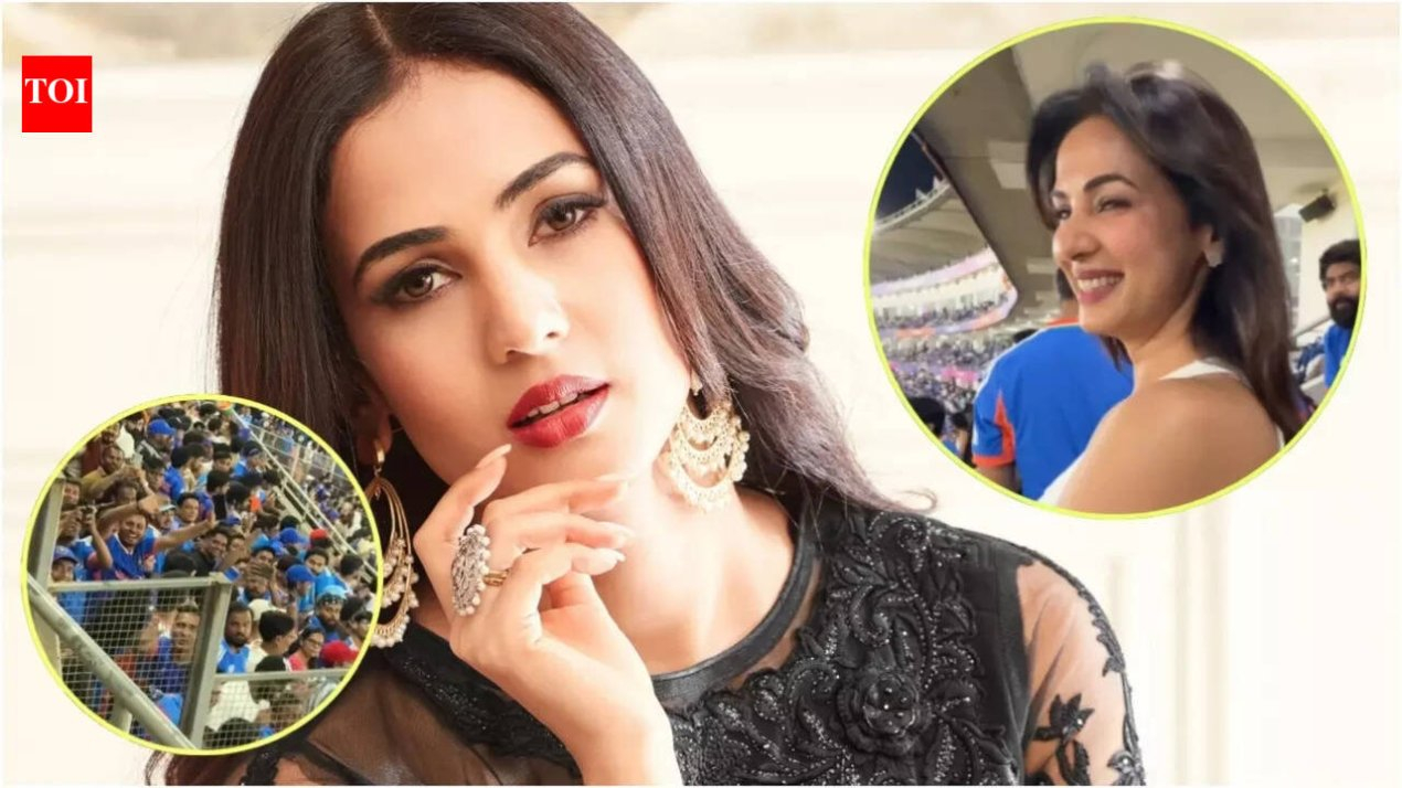 Sonal Chauhan blushes as crowd sings her 'Zara Sa' song live at India vs New Zealand T20 World Cup final – Video | Hindi Movie News – The Times of India