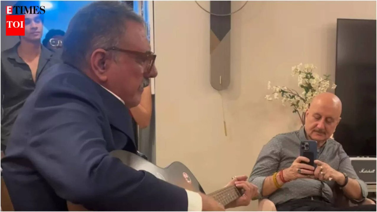 Boman Irani singing 'Give Me Sunshine' to celebrate his friend Anupam Kher's birthday will melt your hearts – Video | Hindi Movie News – The Times of India