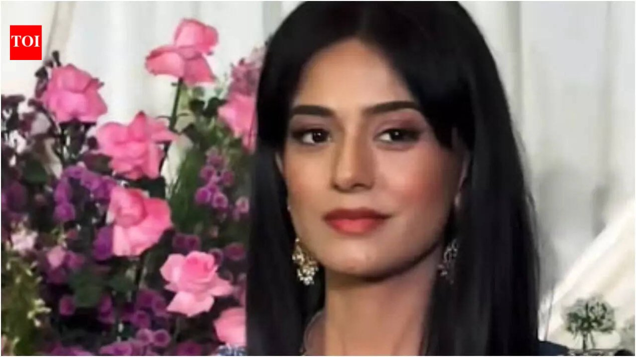 Fans think Amrita Rao still looks like Poonam from 'Vivah' as she stuns in a blue lehenga at Sooraj Barjatya's daughter's wedding | – The Times of India