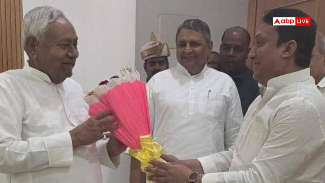 नीतीश कुमार के दिल्ली जाने से पहले RJD विधायक ने की मुलाकात, बढ़ा बिहार का सियासी पारा