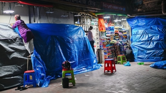 Shopkeepers at a market shut early as part of the energy-saving measures put in by Bangladesh to handle its energy crisis related to the Iran war, (AP)