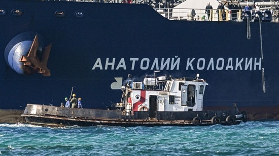 Workers on a tugboat guide the Russian oil tanker Anatoly Kolodkin as it arrives at the oil terminal in the port of Matanzas, northwestern Cuba, on March 31, 2026. (AFP)