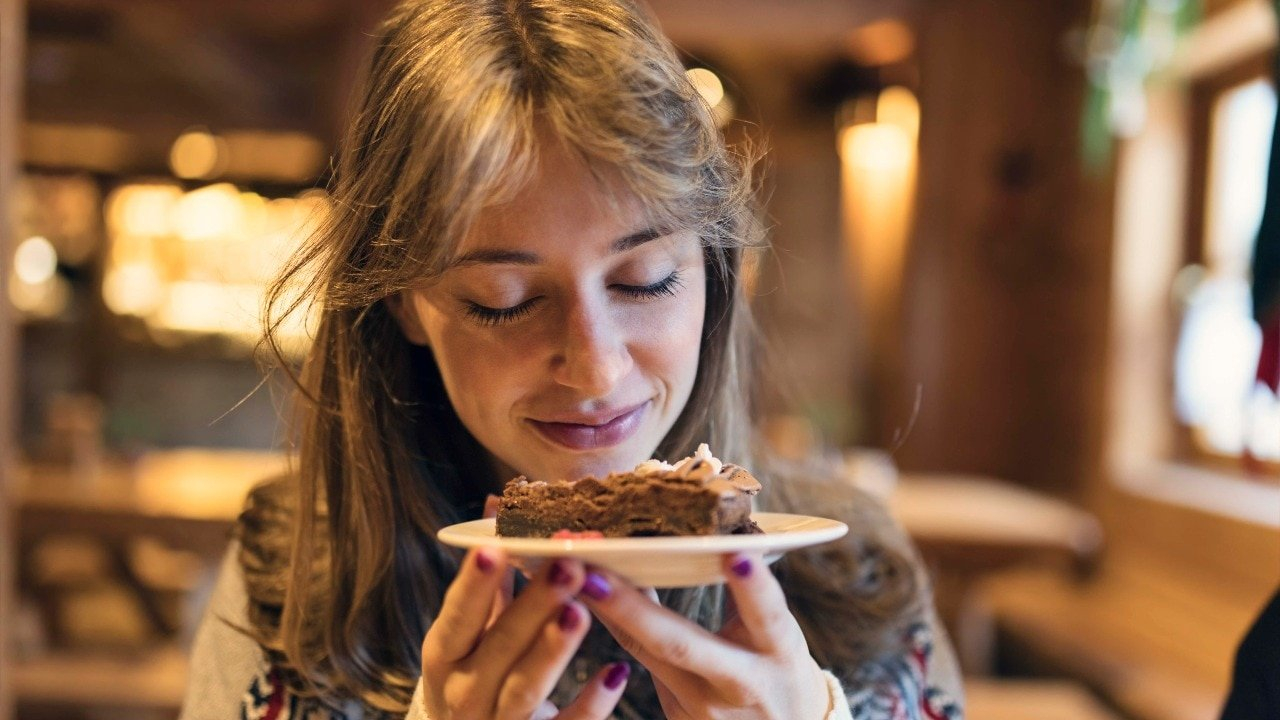 Being aware of how food cues influence eating habits is more important than avoiding the smells altogether. (Photo: Getty Images)