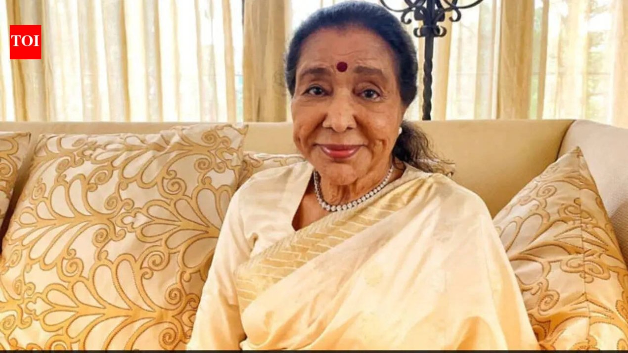 Legendary singer Asha Bhosle suffers cardiac arrest, rushed to Breach Candy hospital in Mumbai | Hindi Movie News – The Times of India