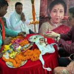 Asha Bhosle's ashes immersed in the Ganga by her family, granddaughter Zanai Bhosle breaks down | Hindi Movie News – The Times of India