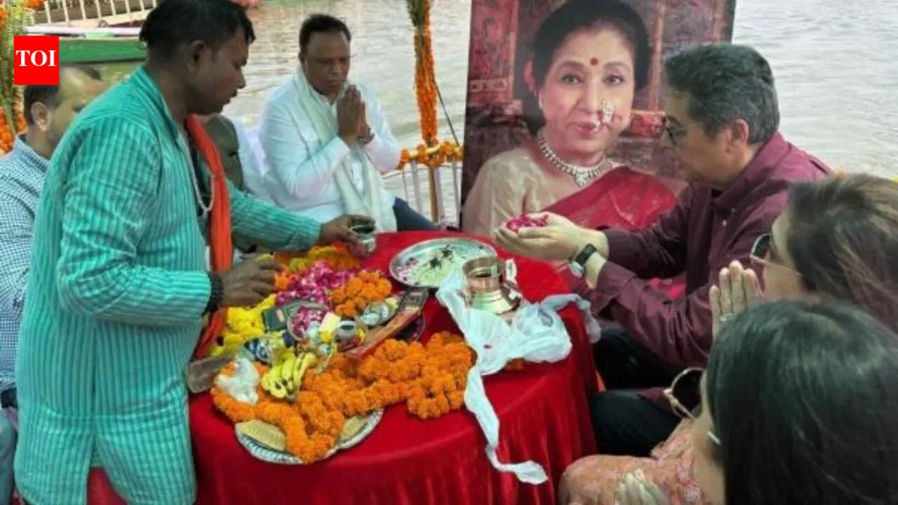 Asha Bhosle's ashes immersed in the Ganga by her family, granddaughter Zanai Bhosle breaks down | Hindi Movie News – The Times of India