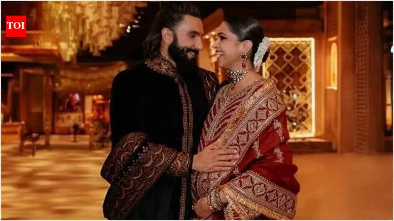 Ranveer Singh smiles and waves at fans as they congratulate him on second pregnancy news with Deepika Padukone: 'Baba, badhai ho' | – The Times of India