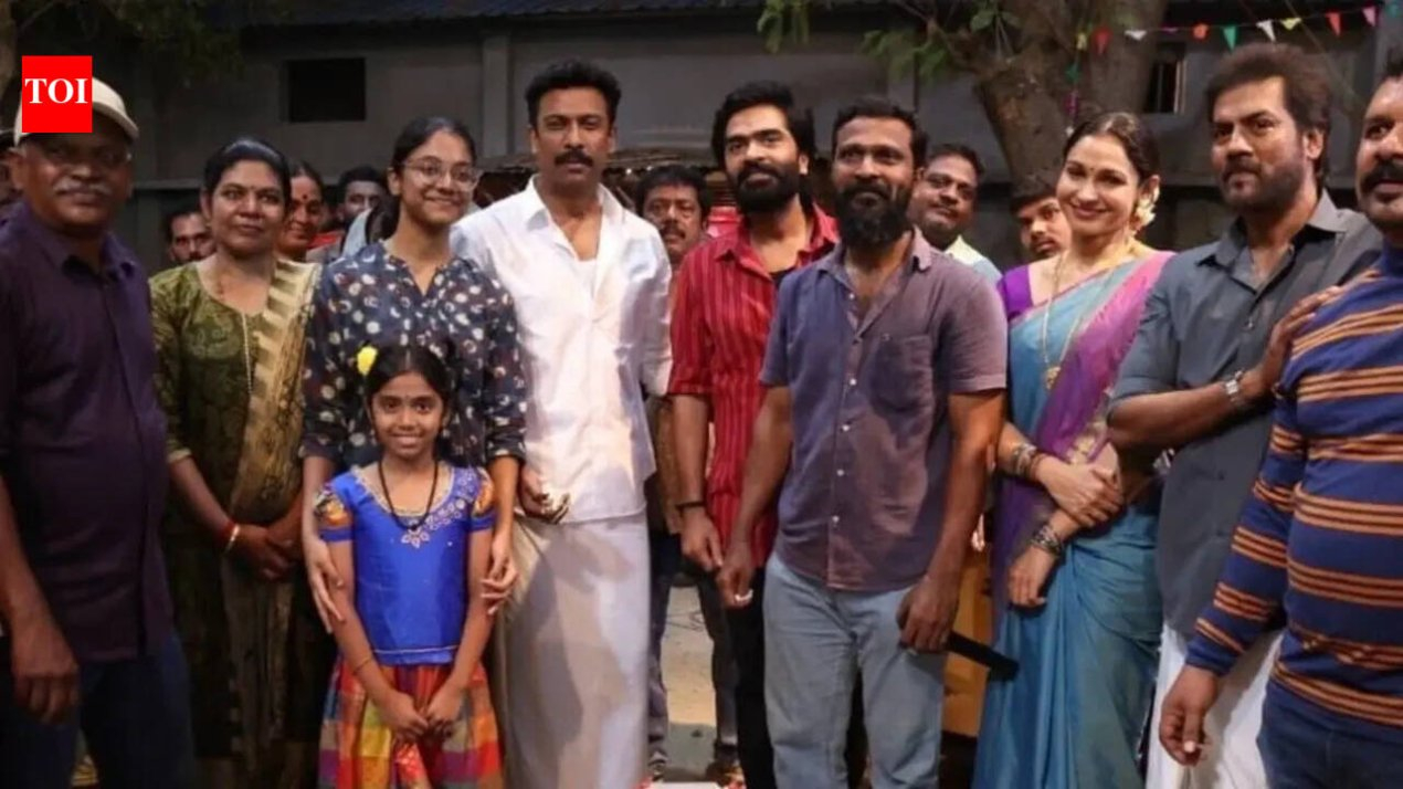 Samuthirakani celebrates birthday during &lsquo;Arasan&rsquo; shoot; viral photos reveal newest cast member of Silambarasan TR starrer | Tamil Movie News – The Times of India