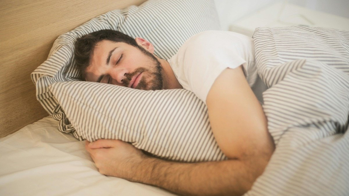 Sleep posture affects eye pressure in glaucoma patients