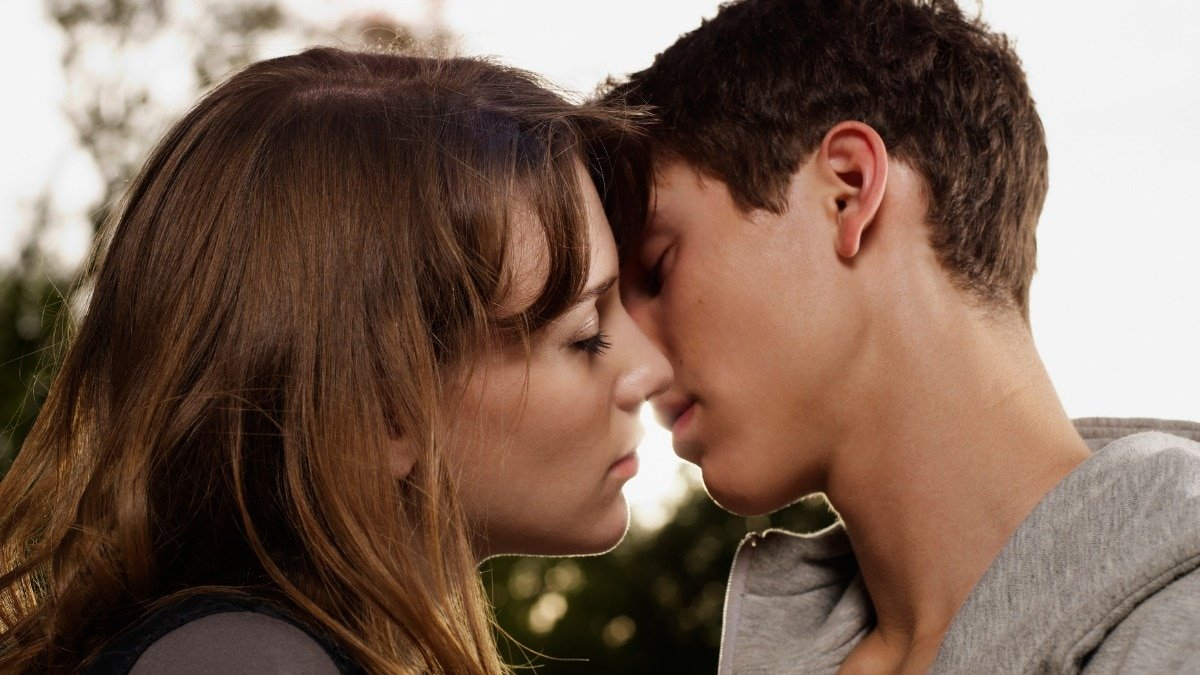The findings suggest that while gluten can technically pass through a kiss, the risk of significant exposure is very low. (Photo: Getty Images)