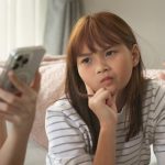 Teenagers develop insecure habits when parents spend more time on their phones