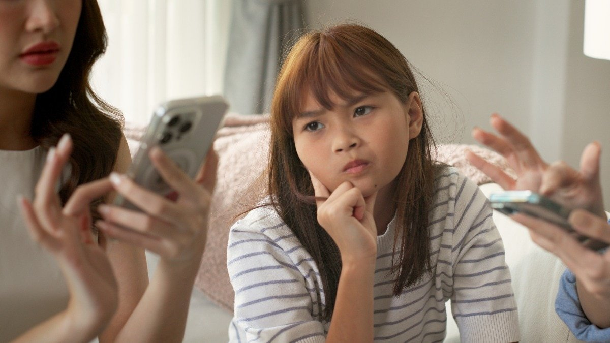Teenagers develop insecure habits when parents spend more time on their phones
